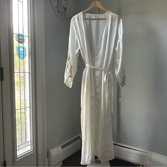 Flora Nikrooz long embroidered sleeves ivory long Satin bridal Robe size L/XL - Picture 1 of 6